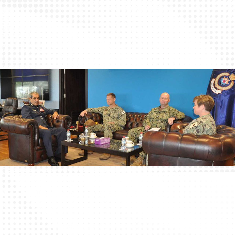 قائد خفر السواحل يستقبل نائب قائد القيادة المركزية بالقوات البحرية الأمريكية<